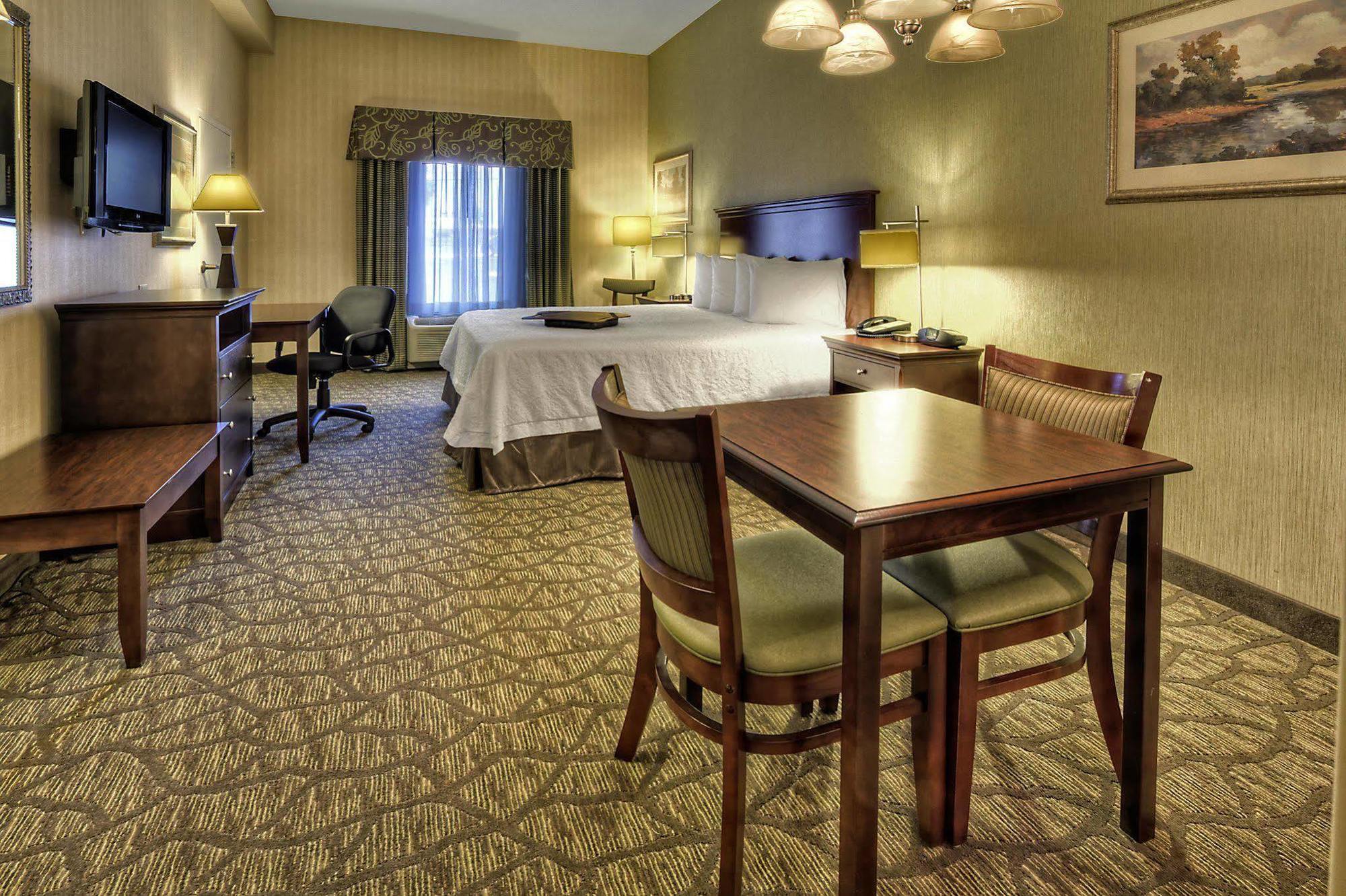 Hampton Inn Уильямсберг Экстерьер фото